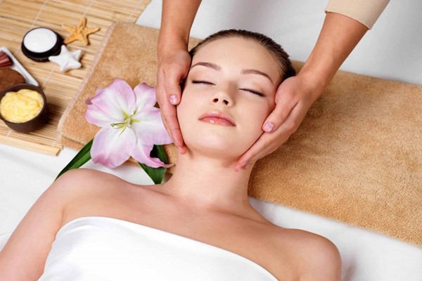 Spa là nơi cung cấp các dịch vụ làm đẹp, chăm sóc sức khỏe thông qua liệu pháp massage, xông hơi và một số phương pháp hiện đại khác.