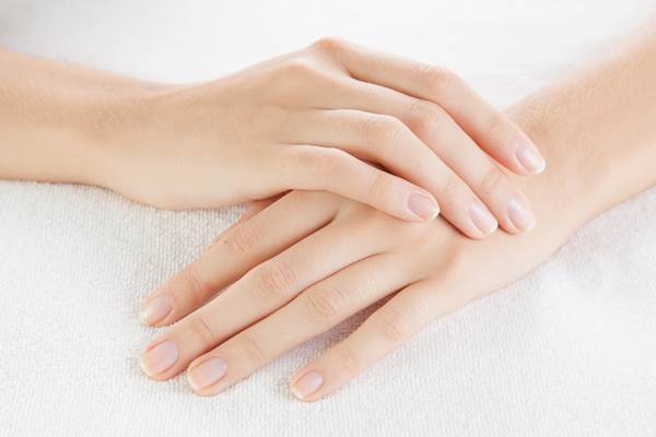 Một đôi bàn tay sạch sẽ, mềm mại, móng tay được cắt sát da sẽ tạo sự thoải mái cho khách hàng trong suốt quá trình thực hiện dịch vụ chăm sóc spa, làm đẹp