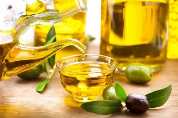 Sử dụng phương pháp tự nhiên bằng dầu oliu để tăng độ ẩm cho da mặt. 