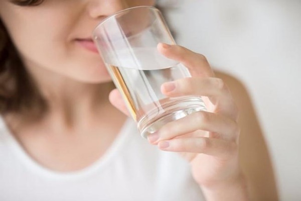 Uống đủ nước sẽ giúp cấp ẩm cho làn da khô. 