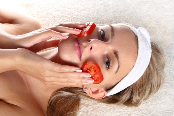 Đắp trực tiếp lát cà chua mỏng trên da giúp trị thâm và sáng da. 