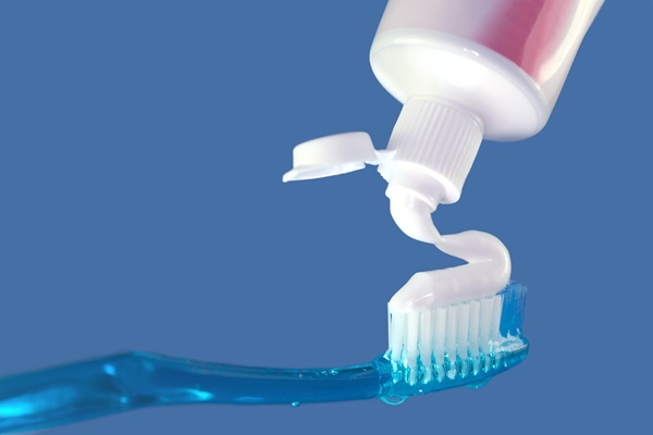 Kem đánh răng có chứa chất hóa học giúp diệt khuẩn và chống viêm trên da. 
