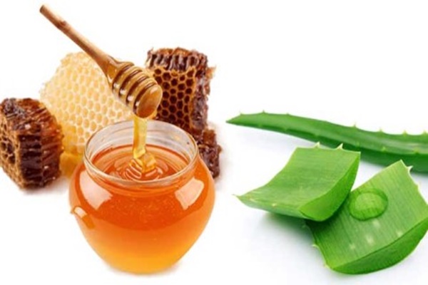 Nha đam và mật ong là sự kết hợp hoàn hảo giúp trị mụn hiệu quả. 