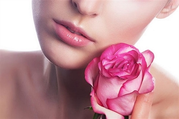 Nước hoa hồng cũng có tác dụng tẩy trang và làm sạch da. 