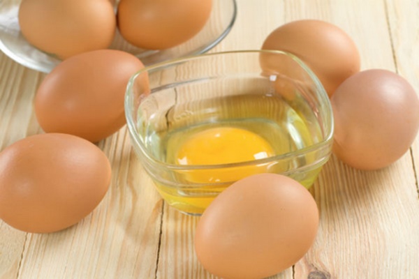 Mặt nạ lòng trắng trứng gà giúp hỗ trợ điều trị mụn bọc hiệu quả. 