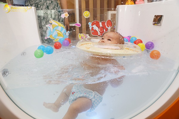 Dịch vụ tắm cho em bé ngày được ưa chuộng tại các spa. (